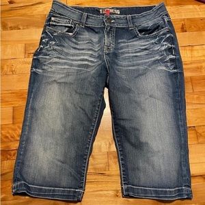 BKE Buckle culture fit cropped jean sz 33. Hits between knee and ankle.  Lk new